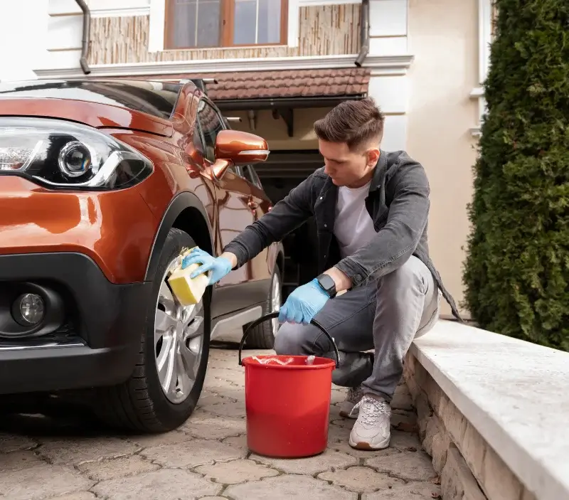 Lavage auto à domicile Saint-Firmin-des-Prés : professionnel intervenant sur un véhicule
